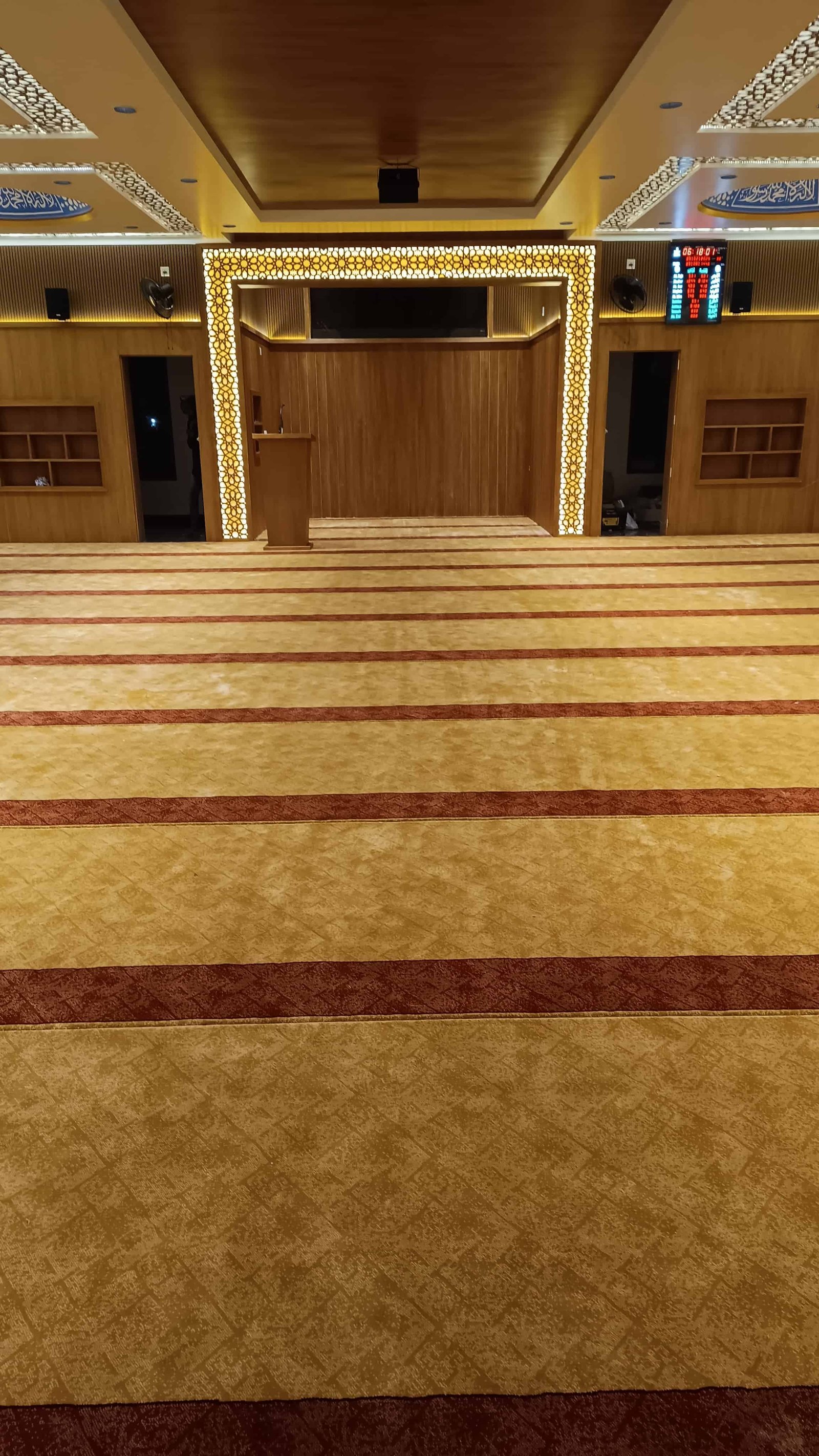 Top-quality prayer carpets with precise alignment for proper prayer rows